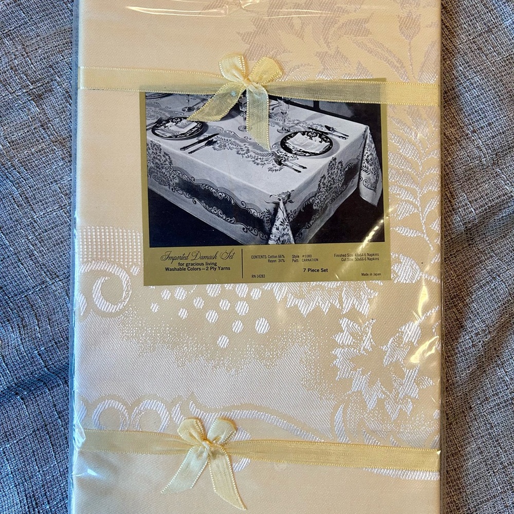 Elegant Damask Tablecloth Set - pale yellow